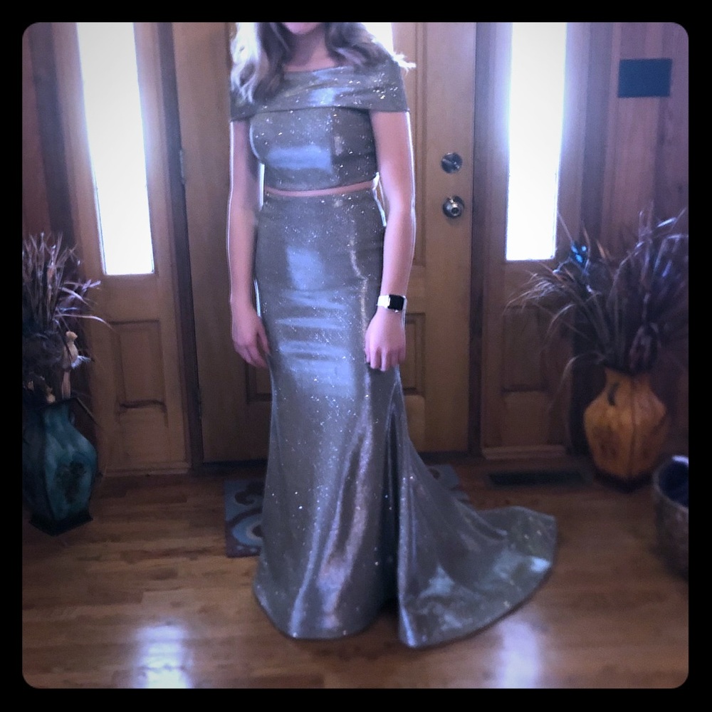 Sherri Hill unaltered, cleaned size 4 - Picture 4 of 5